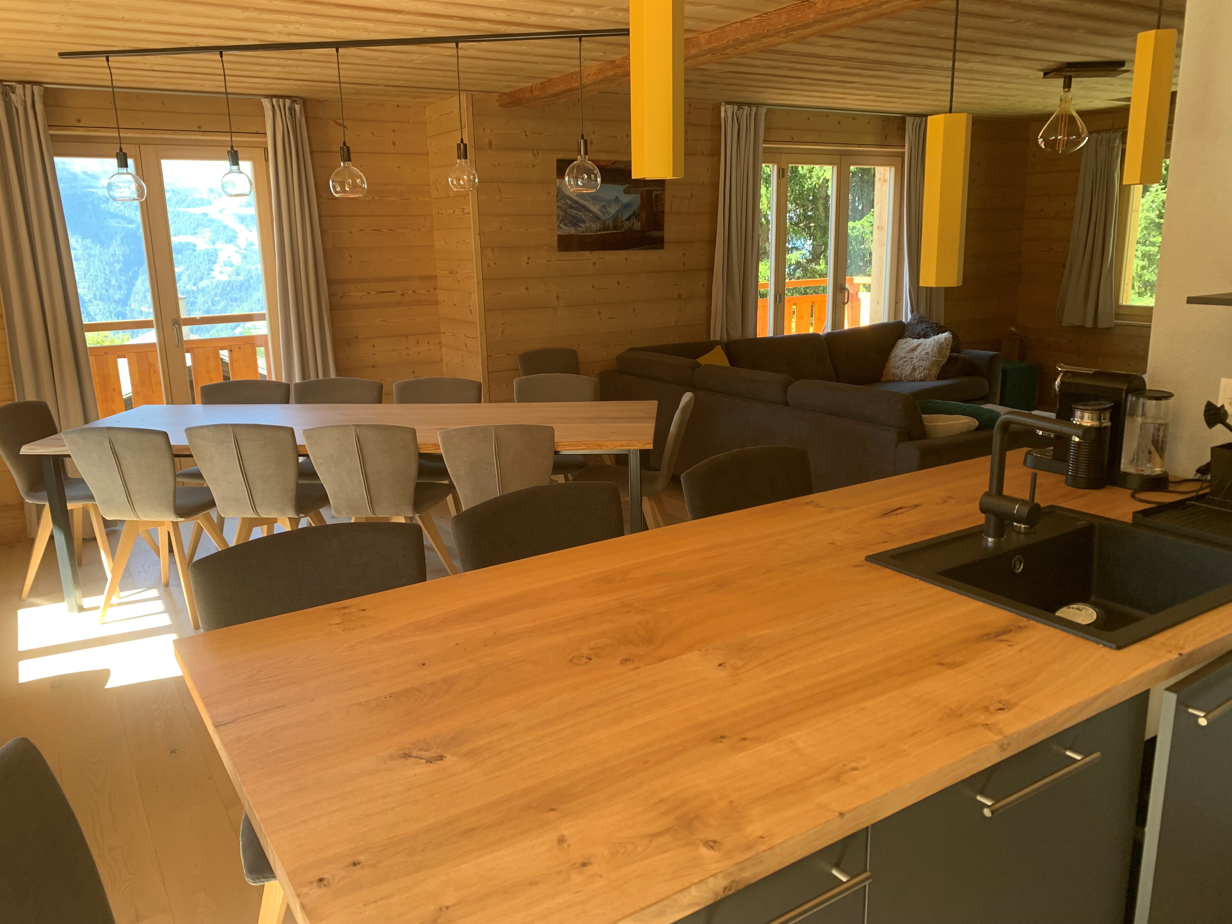 Cuisine ouverte moderne plan de travail central Chalet Margaret