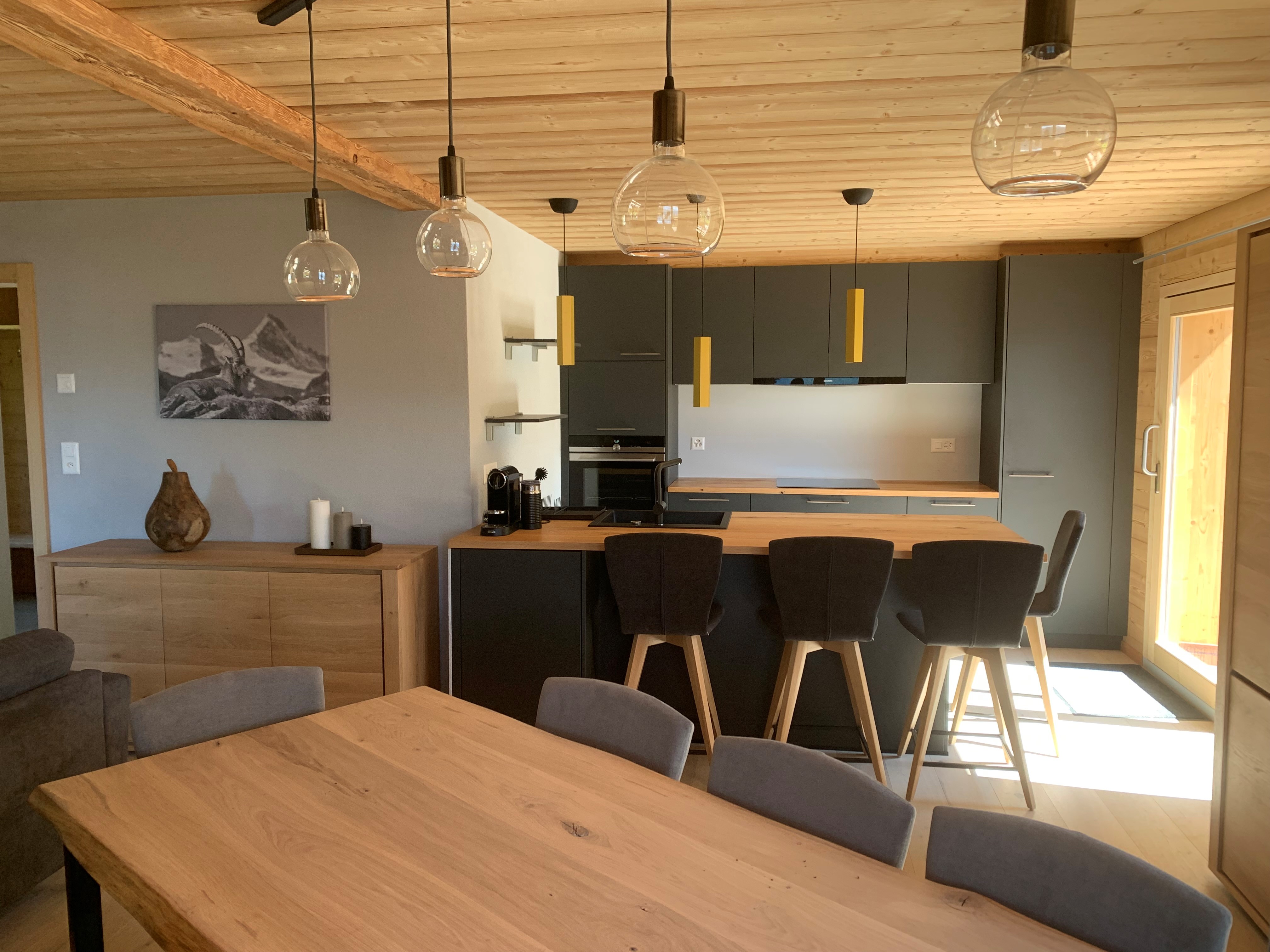 Cuisine ouverte moderne plan de travail central Chalet Margaret